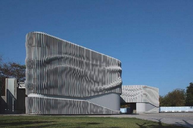 上虞浅谈现代建筑采用网架结构安装的主要优势和应用